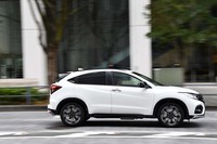 ブラックのアーチモールやサイドガーニッシュが「ヴェゼル モデューロX」のスタイルを一段と精悍（せいかん）に見せる。