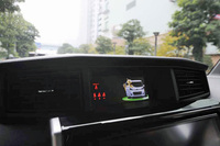 インパネ中央部に設置されるTFTカラーマルチインフォメーションディスプレイ。写真のシートベルト締め忘れ警告灯のほか、時計や燃費データなどを表示することができる。