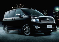 俳優の反町隆史が“男旅”していた頃の「トヨタ・ヴォクシー」。……男性ターゲットのクルマに女性が乗るのは別に不思議ではないのに、女性向けのクルマを男性が買うのはどうしてここまで胆力がいるのか？　「デザインが気に入ったから」といって「ミラ ココア」とかに乗っている男性は、ある意味とても男気にあふれていると思う。