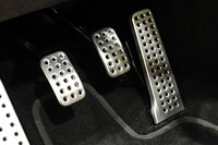 F1ドライバーの理想を実現！ アストンマーティンが限定モデル「ヴァリアント」を日本初公開の画像