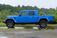 「ジープ・グラディエーター」のボディーサイズは全長×全幅×全高＝5600×1930×1850mm。「ラングラー アンリミテッド」と比べると、全長が730mm、全高が35mmも大きい。