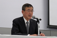 2018年6月の記者会見において、新しく発覚した完成検査の不正問題について謝罪する、スバルの吉永泰之社長（当時）。