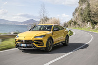 エアサスペンションを装着する「ウルス」。最低地上高は、走行モードや走行状態により、158～248mmの間で変化する。