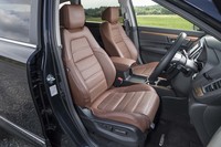 「ハイブリッドEX・マスターピース」では本革シートが標準装備。「RAV4」と比べるとサイドサポートは控えめだが、座り心地はしっかりとしている。