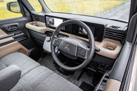 メーター用の7インチとインフォテインメント用の12.3インチの液晶スクリーンを2つ並べたモノリス型ディスプレイを採用。インフォテインメントシステムにGoogleが搭載され、音声でマップや温度調整を行うことができる。