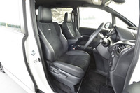 ノーマル車よりもホールド性が高められた、「ノアSi“GRスポーツ”」のフロントシート。