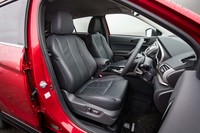 テスト車にはオプションのレザーシートが装着されていた。オプションには電動調整機構も含まれている。