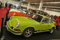 ライムグリーンの1972年型「911カレラ2.7RS」。価格は、82万5000ユーロ（約1億0227万円）。
