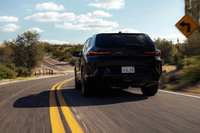 0-100km/h加速は4.3秒、最高速は「Mドライバーズパッケージ」装着車（日本仕様は標準装備）で270km/hと、高い動力性能を誇る「BMW XM」。本国ではシステム最高出力を748PS、システム最大トルクを1000N・mに高めた「XM LABEL RED（レーベルレッド）」も、2023年秋に追加される予定だ。