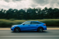 公式サイトでは、「普段は『ハイブリッドモード』、高速巡航では『エンジンモード』……」とざっくり説明されている「e：HEV」だが、実際にはかなりこまめに各モードを使い分けており、市街地でも低負荷状態になるとすんなりエンジンモードに切り替わったりする。