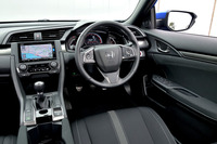 エクステリアと同様に、インテリアでもスポーティーさを表現した。それに加えて、上質であることにもこだわったという。