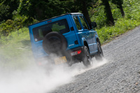 従来モデルと同じく、新型でも軽規格の「ジムニー」と小型車の「ジムニーシエラ」の両モデルをラインナップ。海外ではジムニーシエラがジムニーとして販売される。