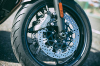 ブレーキは、フロントがφ305mmのダブルディスクとBrembo製4ピストンキャリパー、リアがφ220mmのシングルディスクとNissin製2ピストンキャリパーの組み合わせだ。