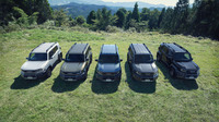 KINTOでは、「ランクル“FJ”」に設定されている5色のボディーカラーがすべて選択できる。写真は左から順に「プラチナホワイトパールマイカ」「オキサイドブロンズメタリック」「スモーキーブルー」「アッシュ」「アティチュードブラックマイカ」。