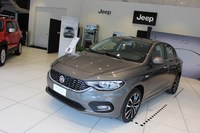 2015年にイタリアで発売された「フィアット・ティーポ セダン」。フロントフードから連続するイメージのリブがルーフに走っている。