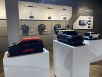 手前は「チェントヴェンティ」のカラーバリエーションを模索したスケールモデル。奥の壁面には、新型「500」のアクセサリーが展開されている。