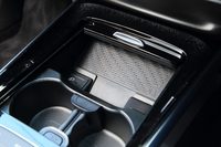 センターコンソールの内部には置くだけでスマートフォンを充電できるスペースが用意されている。