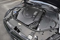 「S560 4MATICロング」に搭載される4リッターV8ツインターボエンジンは、469psと700Nmを発生する。