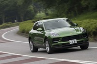 オプションの「ポルシェアクティブサスペンションマネージメント」装着車では、路面状況やドライビングスタイルに応じて各ダンパーの減衰力が無段階に調整される。