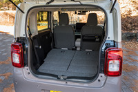 後席の背もたれを倒すと見事にフラットな空間が広がる、倒した背もたれがカチッと固定されるのがスズキの伝統。