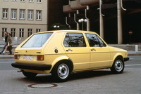 こちらは5ドア。当初のエンジンはキャブレター仕様の1.1リッター／1.5リッター直4 SOHCだった。