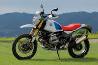 今回の試乗車、撮影車はいずれも「GSスポーツ」仕様で、ハンドルバーライザーやハンドプロテクター、大型のエンジンガード、ロングサイドスタンドなどが装備されていた。