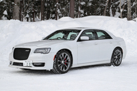 20インチのブラックベイパーアルミホールを標準装備。その奥から顔をのぞかせるレッドブレーキキャリパーが目を引く。