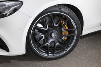 ブラックの塗装が施された、20インチの鍛造アルミホイール。タイヤは「ピレリPゼロ」が組み合わされていた。