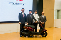 写真左から、ホンダモーターサイクルジャパン社長の加藤千明氏、本田技研工業 二輪事業本部長の青山信二氏、本田技技術研究所の三ツ川誠氏、本田技研工業 二輪事業本部 コミューター領域統括の今田典博氏。