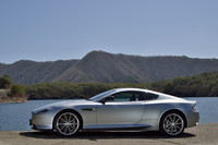 マイナーチェンジ後の最新型「DB9」は、2012年9月のパリモーターショーでデビュー。パネルの7割以上を改めたというエクステリアには、これを機に同車に統合された兄弟車「ヴィラージュ」の名残りも見られる。