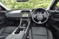 「XE 2.5ポートフォリオ」のインテリア。シートの表皮はソフトグレインレザーで、前席には14wayの電動調整機構やシートヒーターが標準装備される。