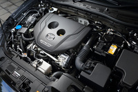 「SKYACTIV-D 1.5」の最高出力は105ps。最大トルクは「デミオ」用より強力な27.5kgmを発生する。