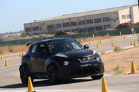 コンパクトSUVの「日産ジューク」に、「日産GT-R」の3.8リッターV6ツインターボエンジンを搭載した「日産ジュークR」。
    