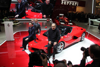 ジュネーブショー2013における新型車「ラ・フェラーリ」のフォトセッション。S.マルキオンネ（写真中央）や、ジョン・エルカーン（写真左）の奥にいても、モンテゼーモロの放つオーラは数段上である。