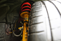 足まわりには、専用のビルシュタイン製サスペンションがおごられる（写真はフロントの倒立式）。これにより、車高はノーマル車比で10mm低くなる。
    