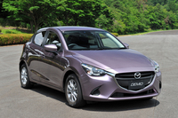 今回の新色のひとつ「スモーキーローズマイカ」。女性をターゲットにしている。