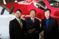 左から、本田技研工業の山本芳春専務と伊東孝紳社長、ホンダエアクラフトカンパニーの藤野道格社長。