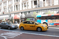 「トヨタ・プリウス」のイエローキャブ。