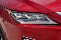 3眼フルLEDヘッドランプ。ウインカーには18個のLEDが用いられており、車体内側から外側に向かって光線が流れるように点滅する。