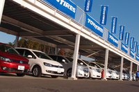 会場となったサーキット「袖ケ浦フォレスト・レースウェイ」には、テスト用タイヤを装着した、国内外のミニバンと軽乗用車が並んだ。
    