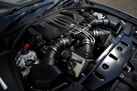 
	エンジンは2009年登場の「X5 M」や「X6 M」から導入が始まった、4.4リッターV8ツインターボ。560psの最高出力と、69.3kgmの最大トルクを発生する。
	