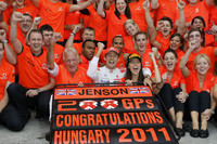 GP200戦目という記念すべき一戦で、ジェンソン・バトン（中央）が優勝。2006年に初めて勝利したハンガロリンクで、チームクルー、関係者とともに喜びを分かち合った。ちなみに200戦を超えたドライバーとしては歴代11人目となる。（Photo=McLaren）