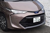 マイナーチェンジにおける最大の変更点は、フロントデザイン。大開口のアンダーグリルや、バンパーサイドのデイライト機能付きLEDランプが目を引く。