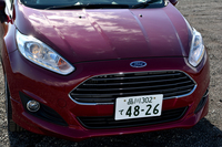 台形をモチーフにしたグリルや切れ長のヘッドランプなど、アストン・マーティンのスポーツカーを思わせる（？）ディテールが、新しい顔の特徴。
    