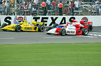 IRLの魅力のひとつが接戦。2002年のチャンピオン、ホーニッシュJr.は、最終戦の最終ラップでようやくタイトルをつかんだ。かたやF1では、6戦も残した時点でミハエル・シューマッハーがワールドチャンピオンになった。その後テレビ視聴率が急激に落ち込んだことは、想像に難くない