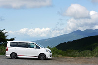 外観は、G's専用のフロント／リアバンパー、フロントグリル、LEDイルミネーションビーム、リアデュアルスポーツマフラー、ボディストライプなどでドレスアップ。