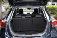 荷室。床面はフルフラットにならないものの、後席を倒すことで積載容量を増やせる。（写真をクリックするとシートの倒れるさまが見られます）
    