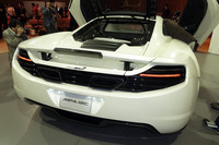 リアスポイラーにはエアブレーキ機能が備わり、制動時に立ち上がるようになっている。