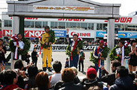 「マスター・オプ・フォーミュラ」の表彰式。「大先輩ばっかりで、私はルーキーです」といいながら優勝したのは服部尚貴。