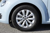 足まわりは、215/60R16サイズのタイヤとアルミホイールの組み合わせが標準。ランフラットタイヤではないので、スペアタイヤが積載されている。